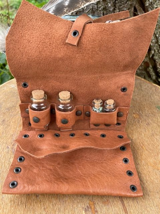 Pochette alchimiste en cuir avec fioles