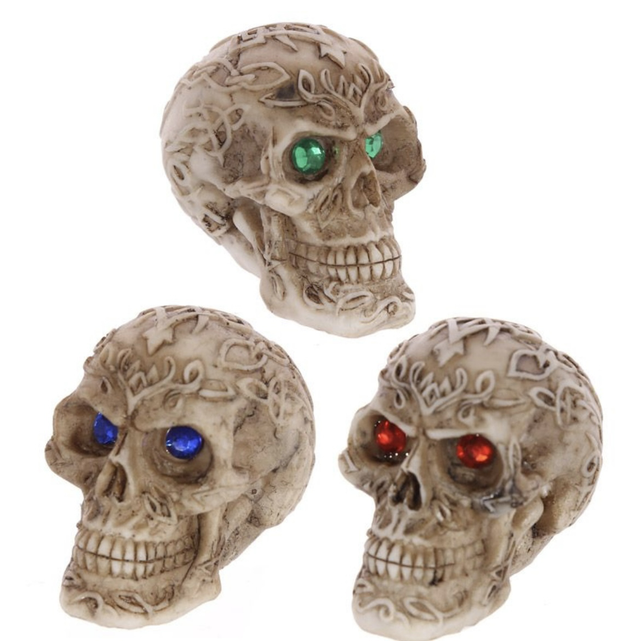 Pääkallot ”jalokivi” silmillä