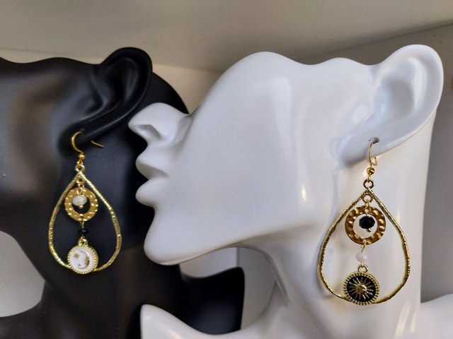 ✨Boucles d’oreilles &quot;asymétriques lune blanche/soleil noir&quot;✨