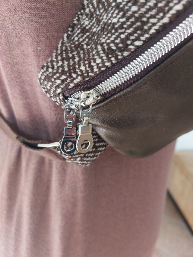 Sac banane en simili cuir marron et lainage