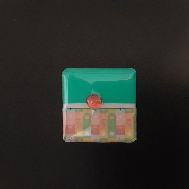 Broche petit carré collection floral fond vert émeraude-bande impression petits carré multicolores-cabochon rouge