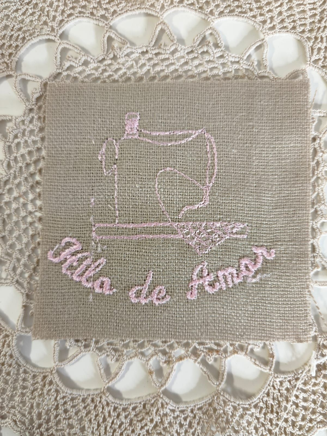 Etiqueta bordada maquina costura