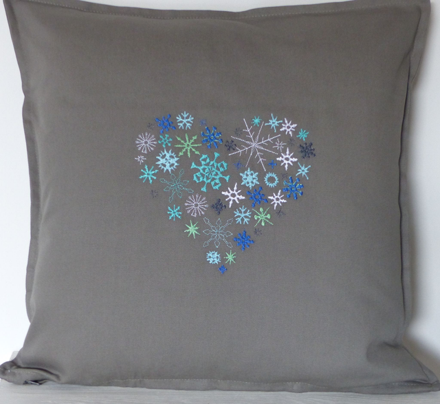 Kissenhülle grau „Eiskristallherz“