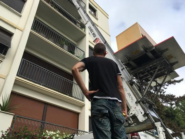 Location de monte-meuble avec technicien à la demi-journée 