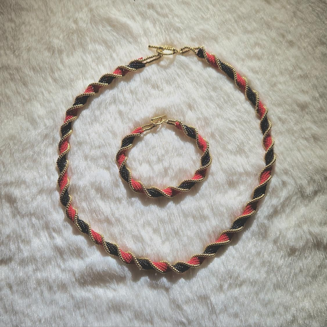 Parure torsadé rouge noire et dorée 