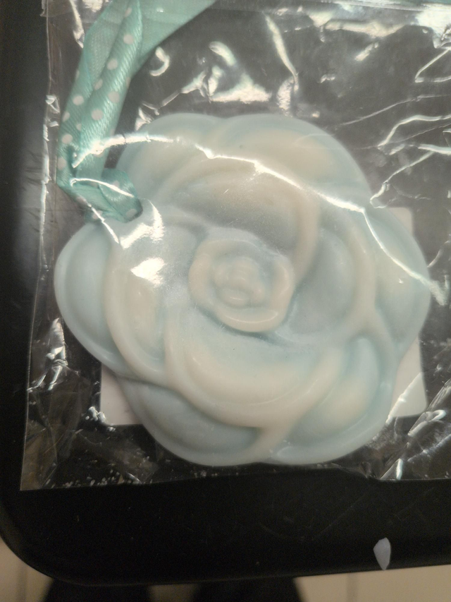 Bloc adoucissant pour penderie 