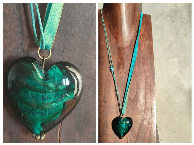 Coeur en verre de Murano bleu paon monté sur fil de coton turquoise et ruban de satin, sautoir en pièce unique 