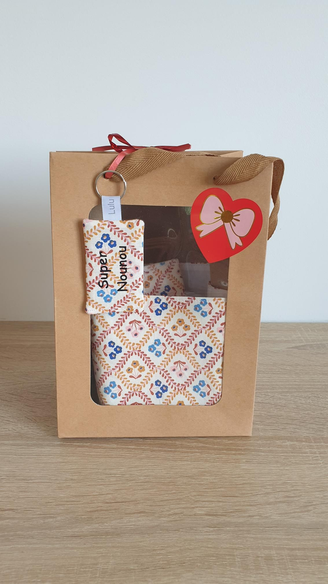 Coffret: panier +4 serviettes visage + porte clés Super Nounou (vintage)