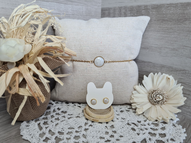 Parures Faites Main Hypoallergéniques - Bracelet + boucles d&#039;oreilles clous dorés et blanc nacré