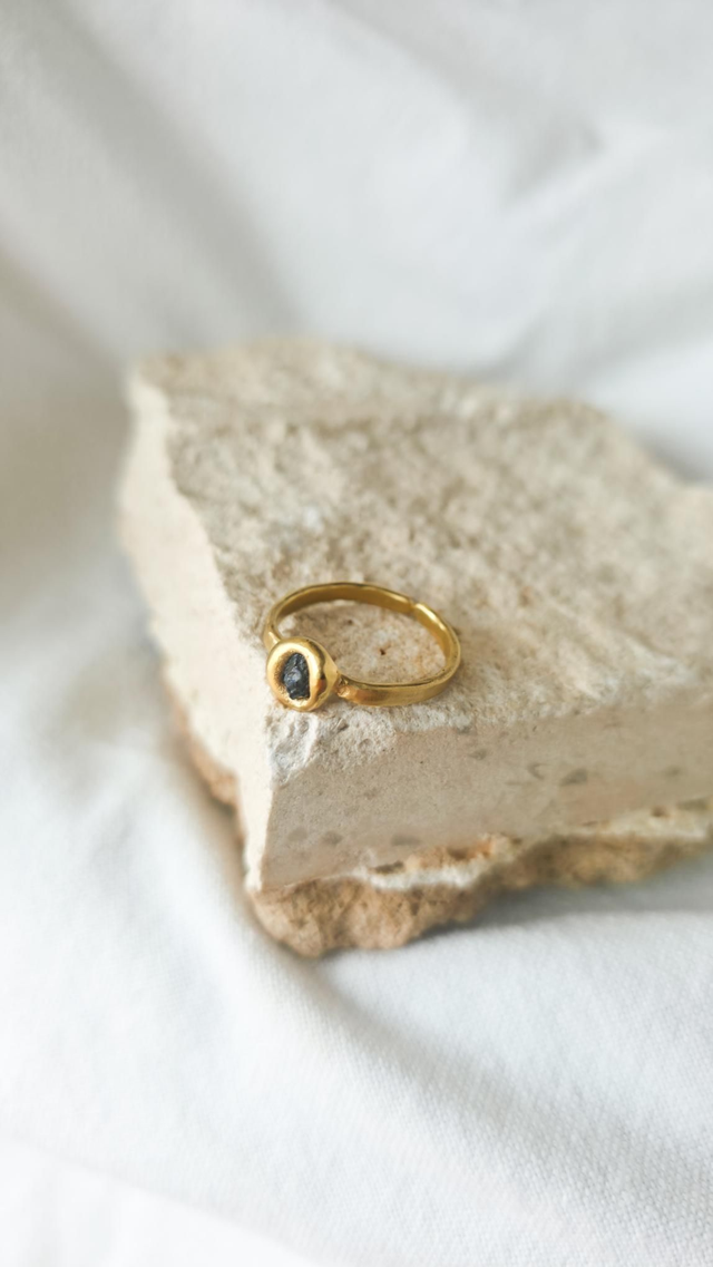 Anel com Safira Azul em Bruto