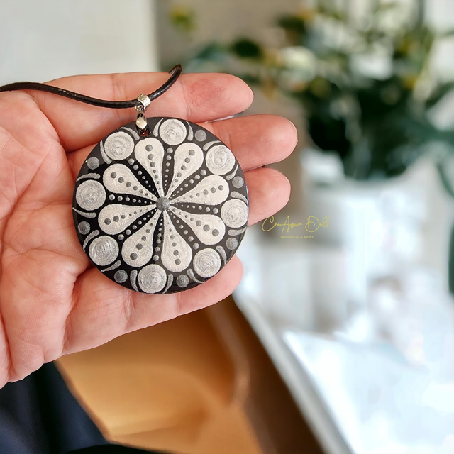 Collier mandala gris métallisé en bois – Pendentif 5 cm peint à la main