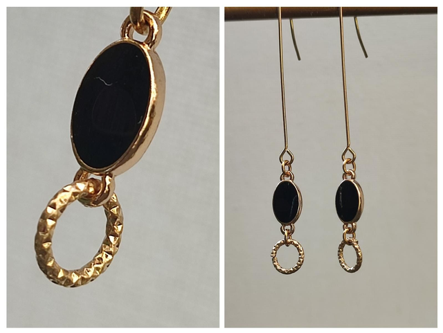 Boucles d&#039;oreilles email noir &amp; cercles ciselés sur tiges en acier inoxydable doré -sans nickel, pièce unique 