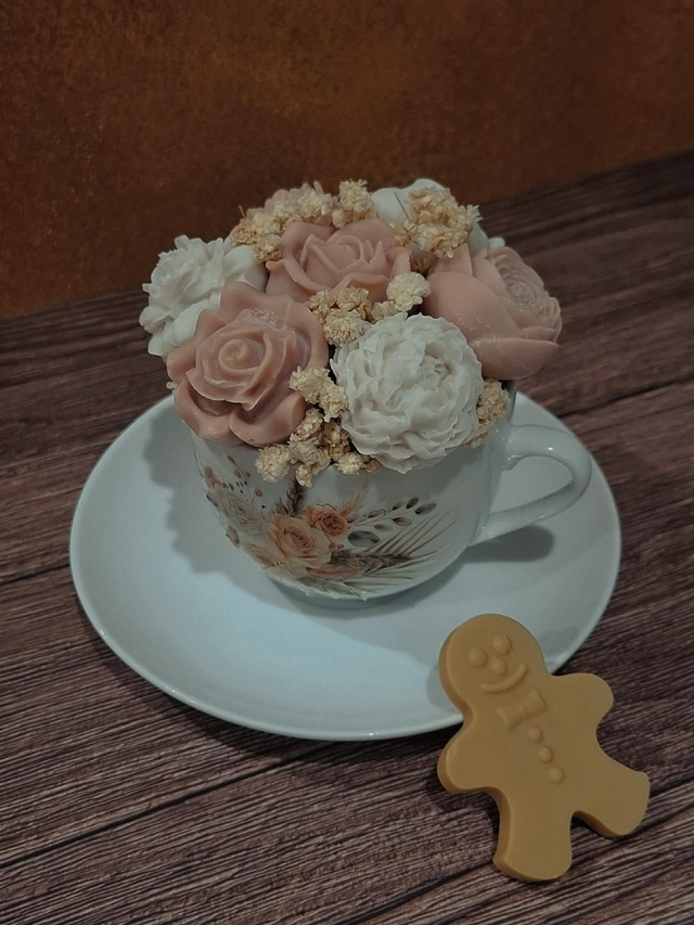 Tasse de fondants au goût de café latte décorées de fleurs séchées avec son fondant  "Bonhomme de pain d'épices" 