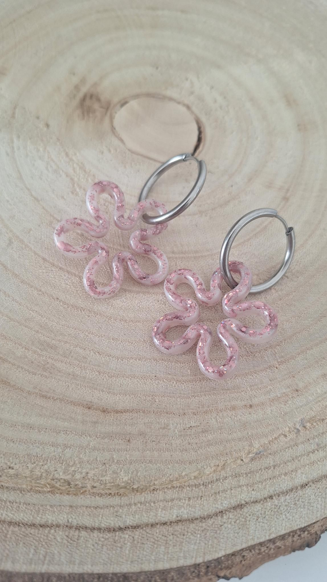 Boucles d&#039;oreilles créoles fleurs blanches/paillettes roses