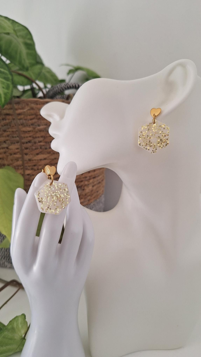 Boucles d&#039;oreilles hexagonales blanches et paillettes dorées 