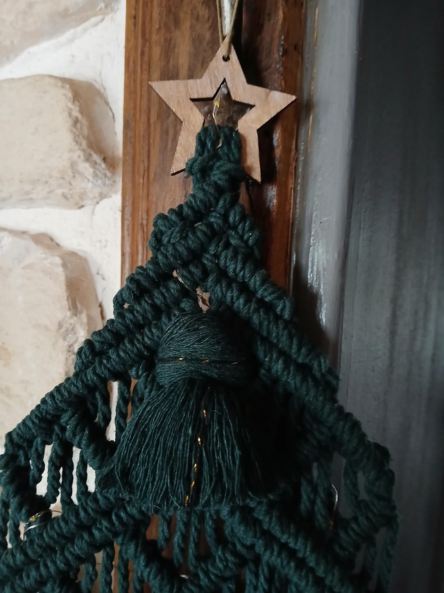 Sapin mural en macramé 70 cm – décoration de Noël artisanale bohème chic