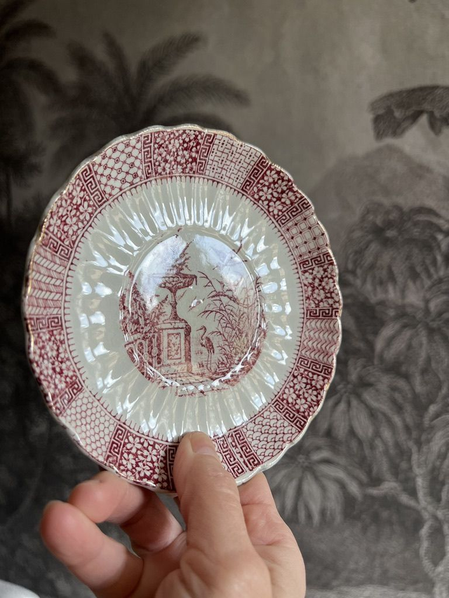 DENTELLE - Grande Tasse à café framboise & sa sous-tasse de la manufacture Royale de Lunéville - Terre de Fer