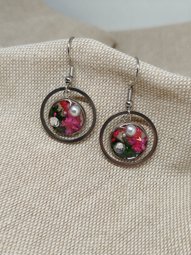 Boucles d'oreilles Clara en fleurs résinées coloris rose