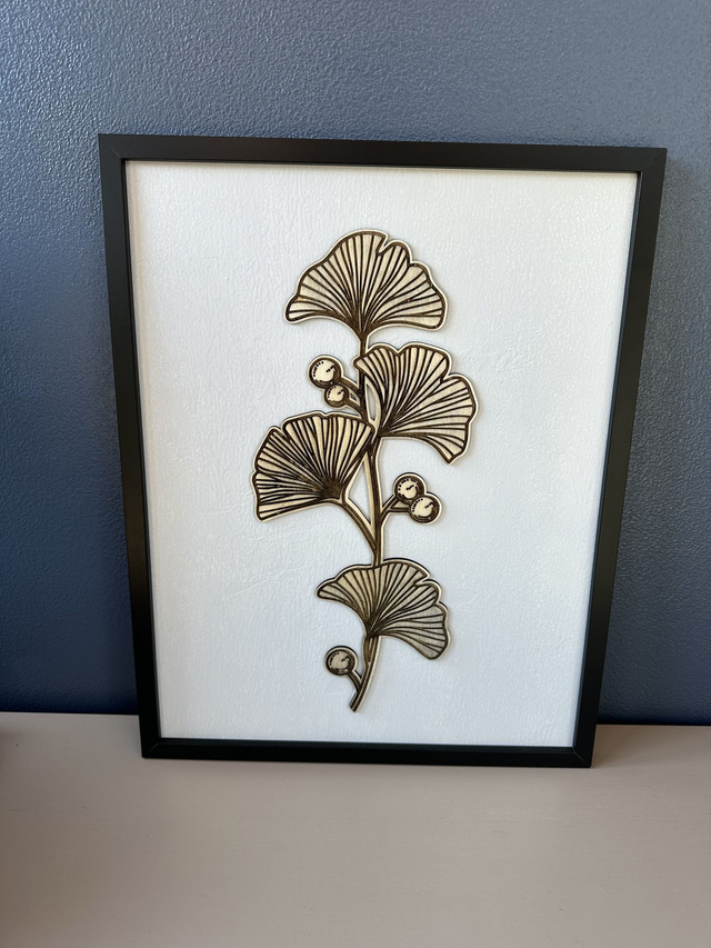 Cadre avec gravure végétale en bois