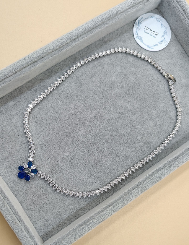 Collier fleur bleu saphir et cristaux clair effet diamant, collier de mariage