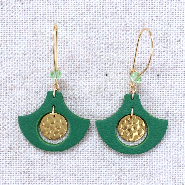 Boucles d’oreilles « Fioritura » dorées, cuir vert gazon