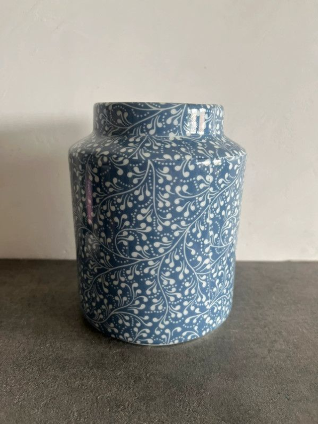 Jolie vase a motif baroque 