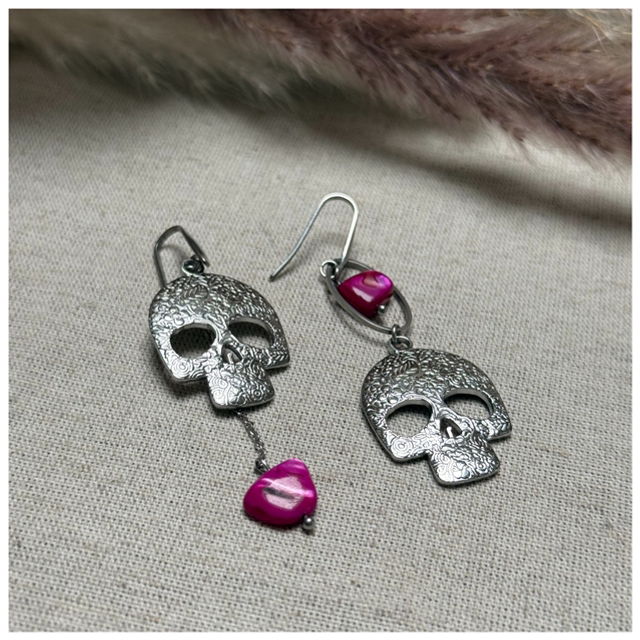 Boucles d’oreilles tête de mort acier inoxydable et nacre rose