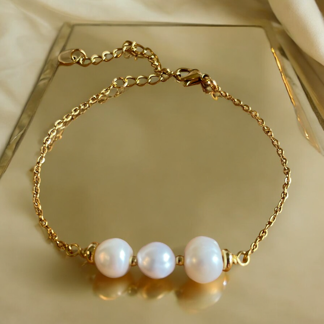 Bracelet chaîne dorée avec perles d’Eau Douce