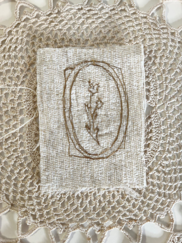 Etiqueta bordada flor 