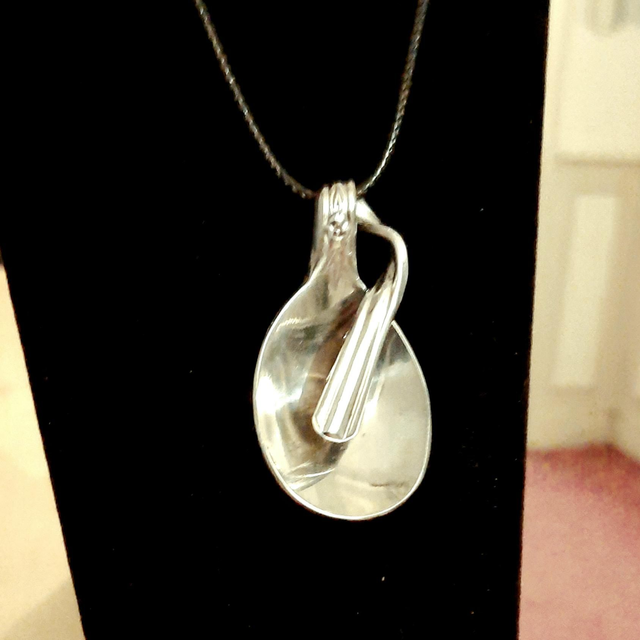 Pendentif en métal argenté 