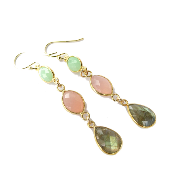 Vergulde oorbellen met chrysopaas, chalcedoon en labradoriet.