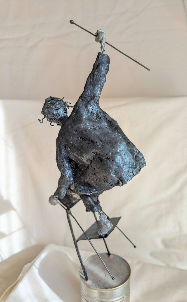 L'équilibriste sur une chaise, sculpture noire et argent