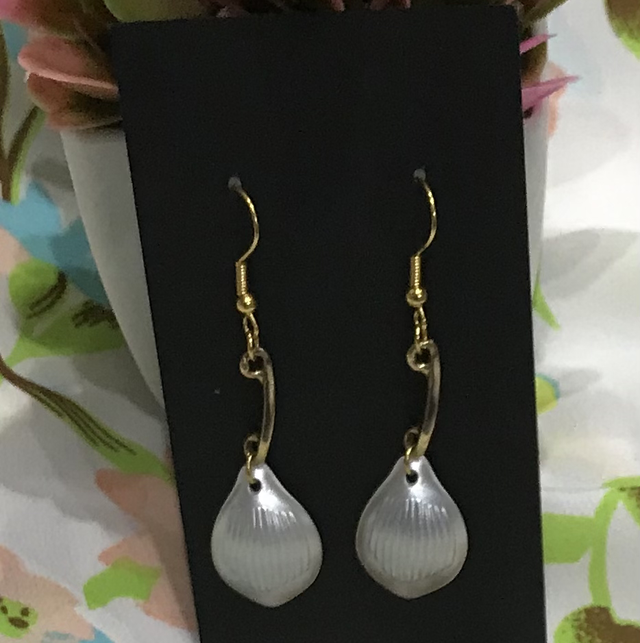 White/Cream Dangling Earrings- WDE27