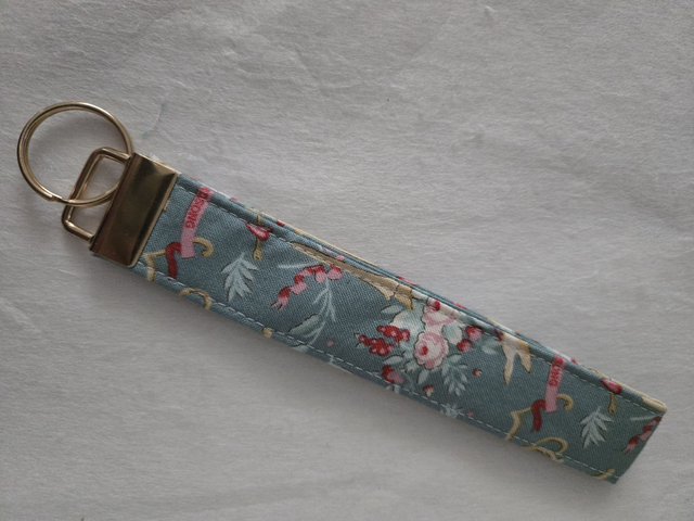 Green floral keyring gold finish