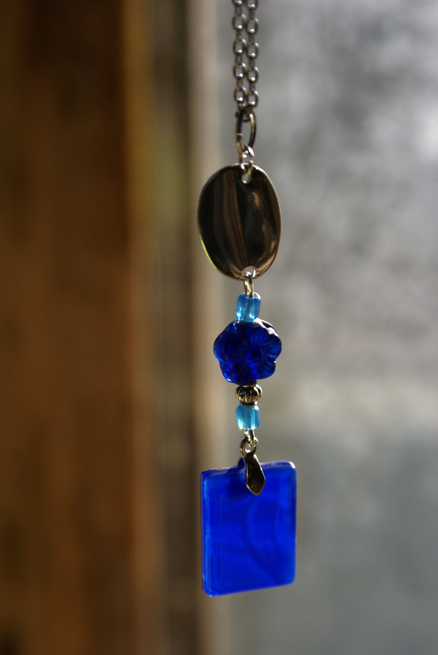 Pendentif en verre bleu saphir semi opalescent et chaîne couleur argent. Numéro 18
