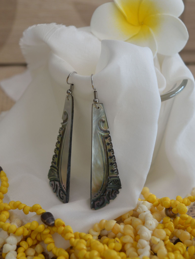 Boucles d'oreilles 5,7 cm pendantes - nacre gravée - attache acier inoxydable