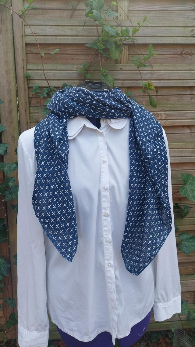 Foulard marine à broderie blanche 