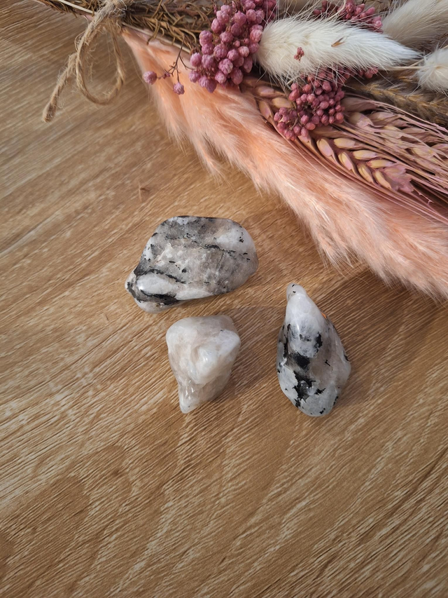 Pierre de lune avec éclats de quartz noir