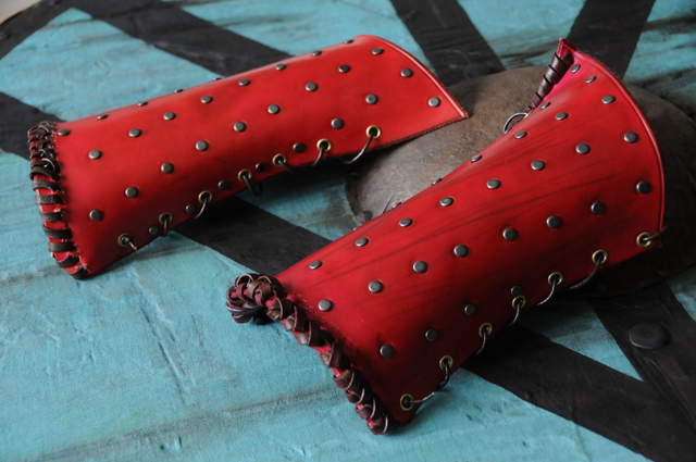 Brassard  en cuir tannage végétale fait main français, pour avant bras fin, teint à la main