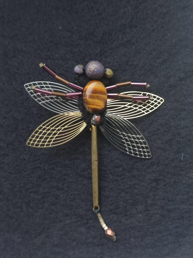 Broche libellule tissée à la main, en pierres naturelles, œil de tigre et bronze ,ailes dorées&amp; argentées , pièce unique 