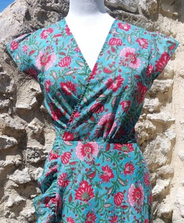 Robe portefeuille en coton voile léger imprimé à la main au block print, motif floral rouge, rose, vert sur vert turquoise, taille unique