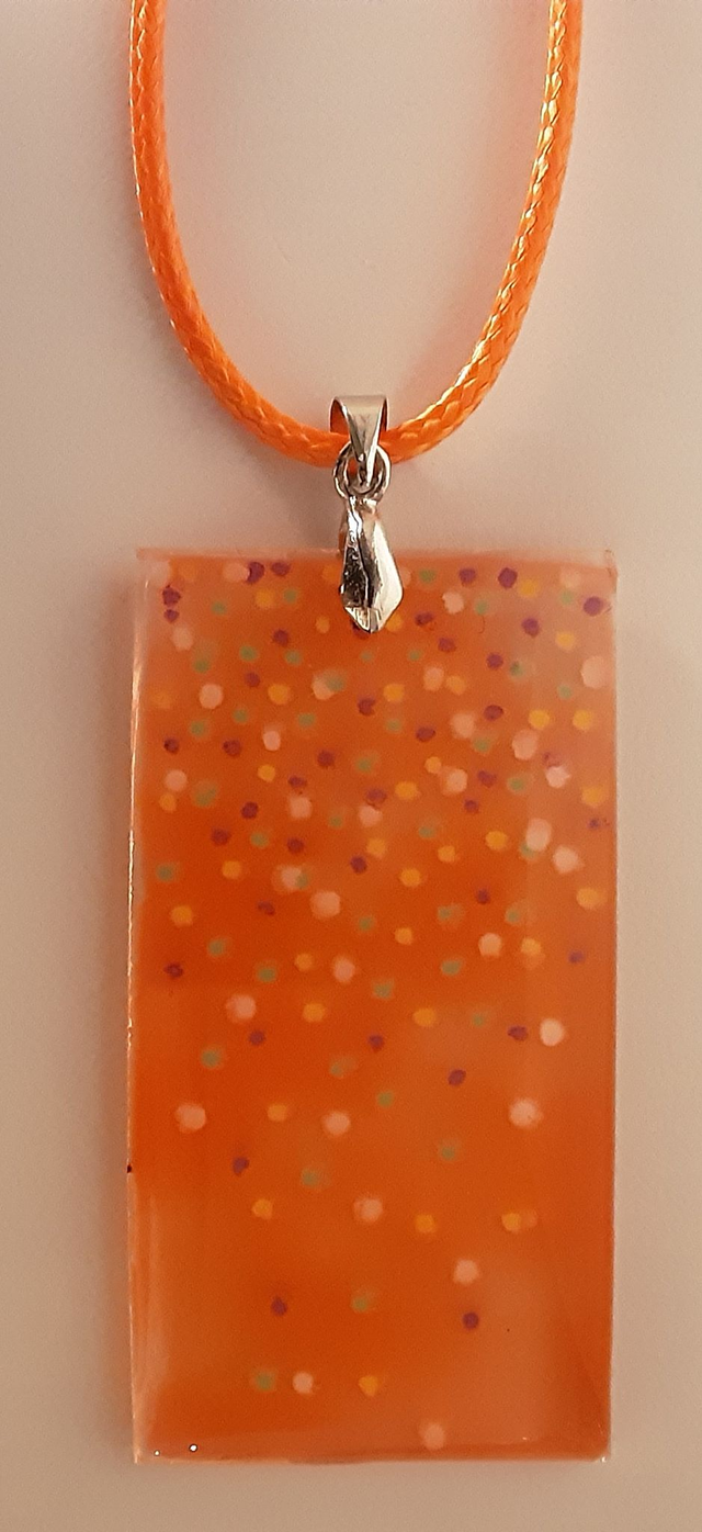 Pendentif rectangle moyen collection petit point fond orange saumoné petits points blancs verts violet