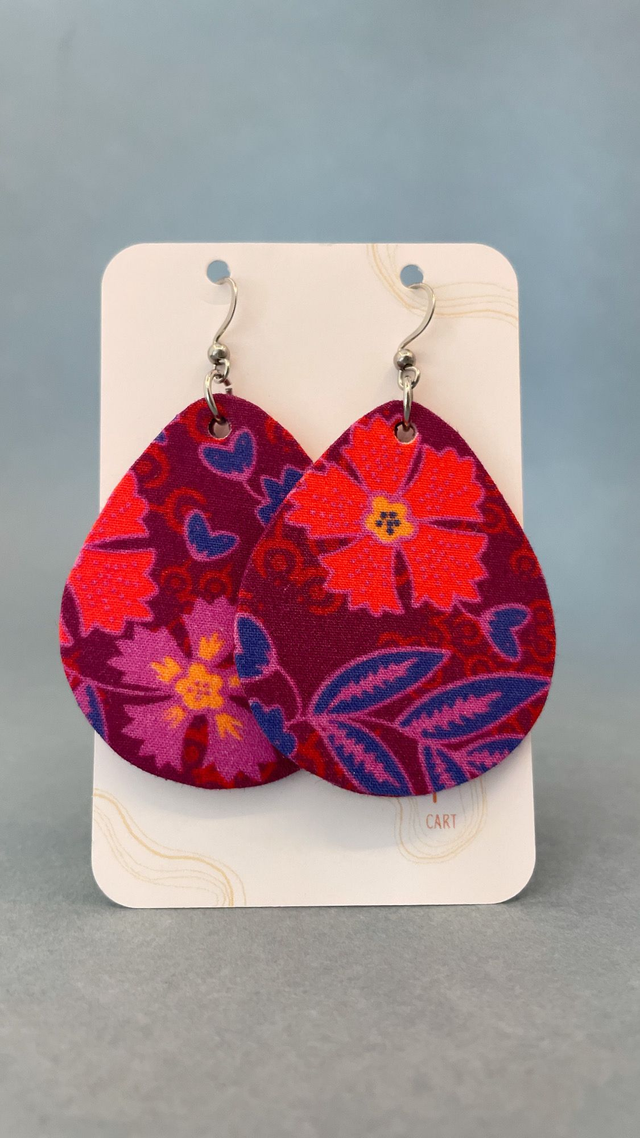 Boucles d'oreilles carton et tissu forme grandes gouttes, collection " indie rouge " - fond rouge et motifs fleuris tons bleu et rose