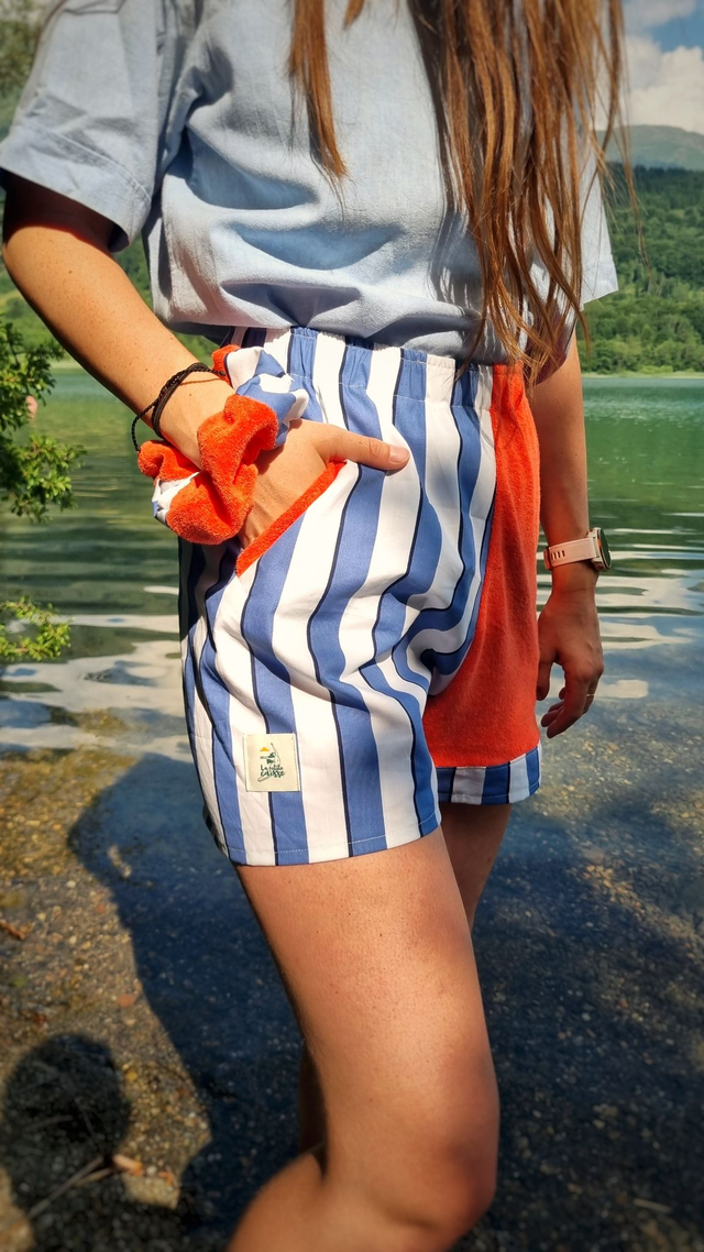 Short à rayures et éponge