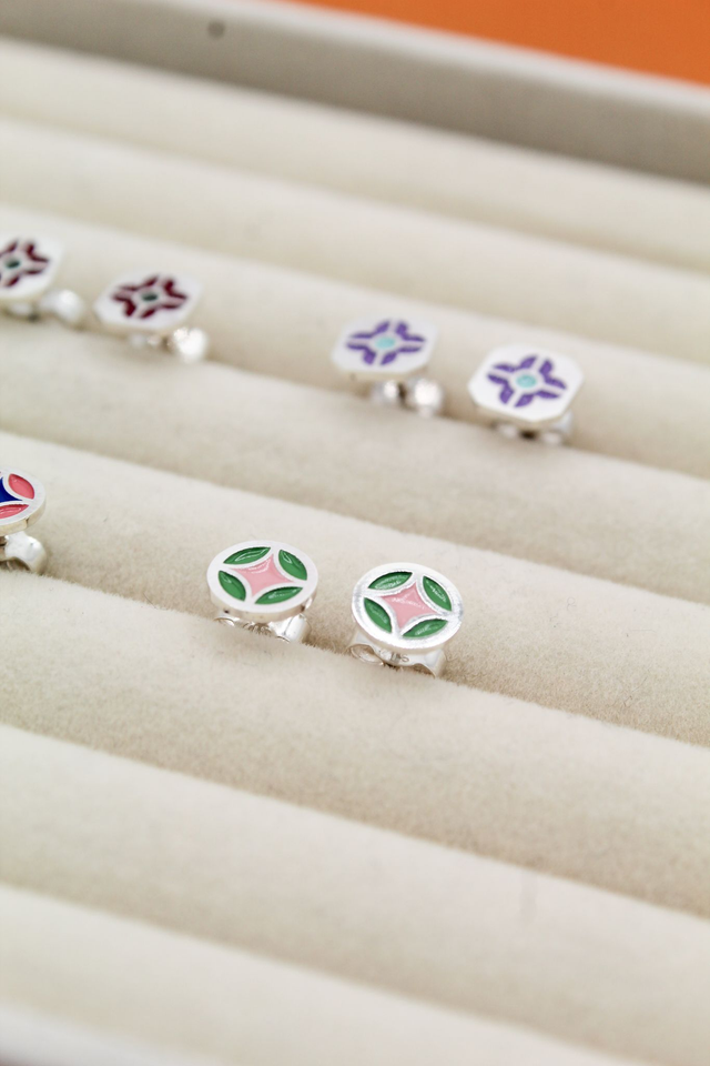 Boucles d'oreille puces émaillées étoile | Rose clair & vert