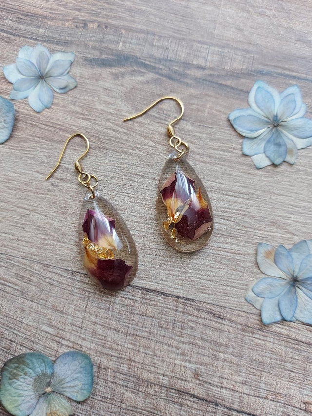 Boucles d'oreilles  - pétales de rosiers et feuille d'or