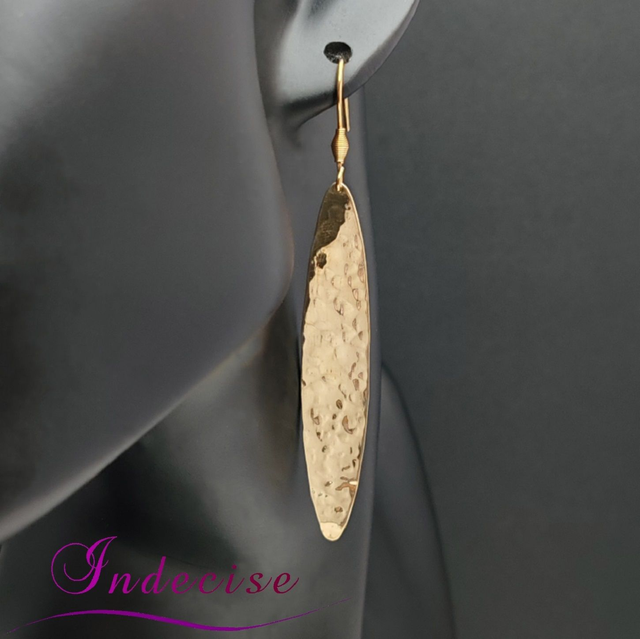 Boucles d'oreilles longues en laiton martelé - Création artisanale Indecise