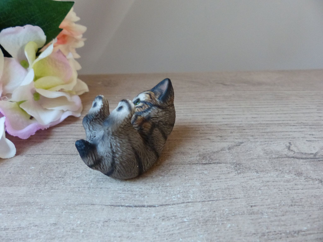 Figurine Chaton en Céramique Royal Handbemalt - Chat Bébé Rayé Marron Gris Noir - Présent Unique, Oeuvre Peinte à la Main, Cadeau Collection