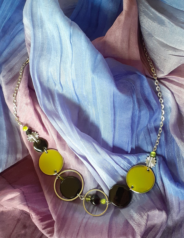 Svemir Collier court argenté, disques émaillés ton vert  et ton noir,