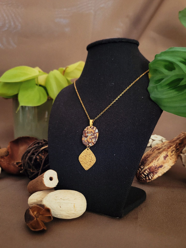 Collier en argile polymère motif léopard